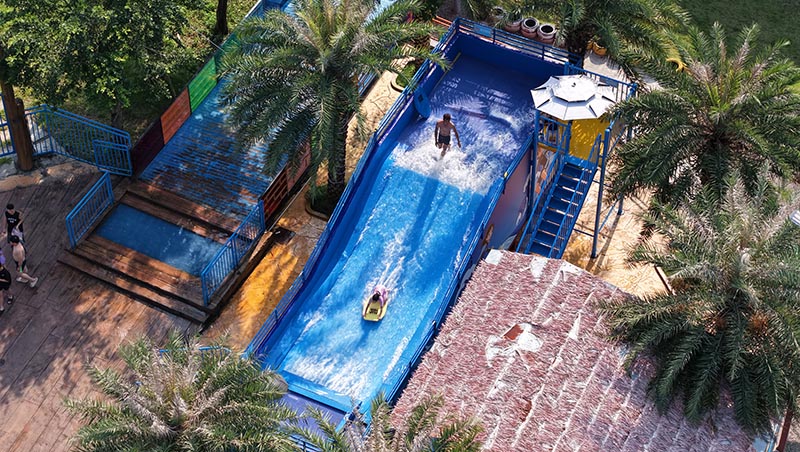 Simulateur de surf monoplace pour parcs aquatiques