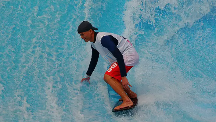 Simulateur de surf interactif pour parcs aquatiques
