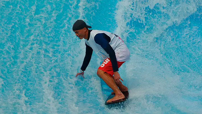 Simulateur de surf interactif pour parcs aquatiques